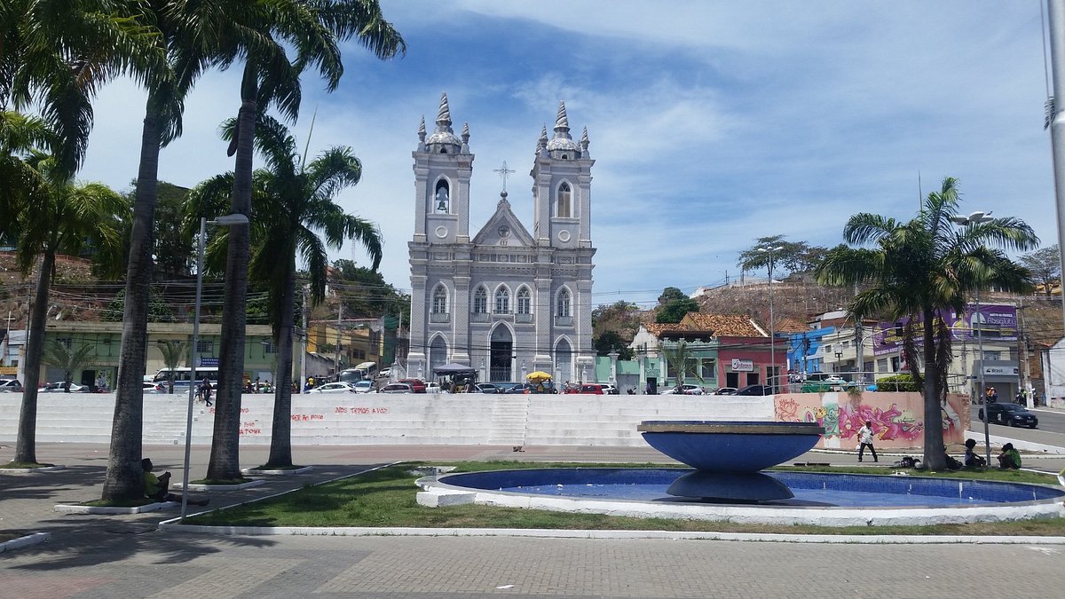 vista-frontal-da-igreja